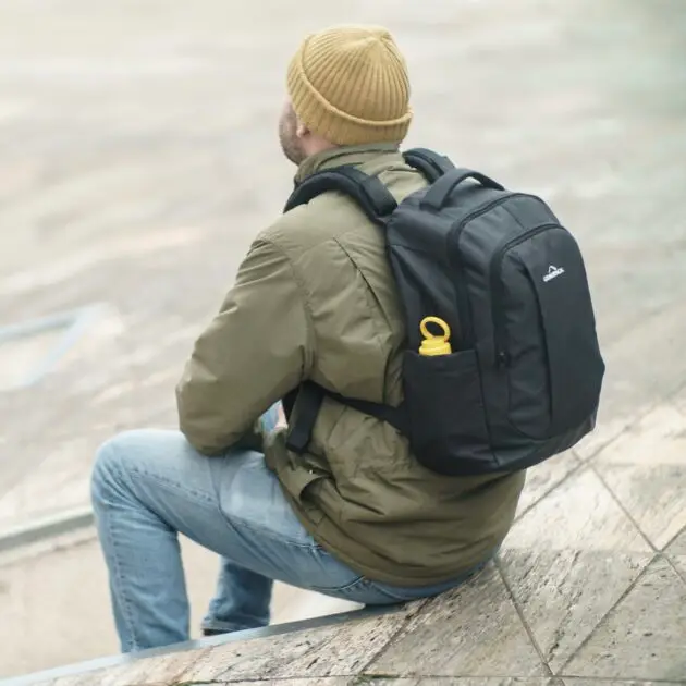 Sac à dos exosquelette pour manutention lourde en entrepôt