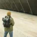 Homme avec sac à dos ergonomique anti-mal de dos pour homme, femme et enfant.