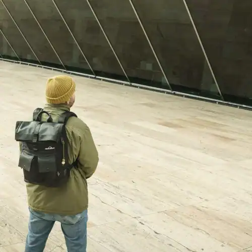 Homme avec sac à dos ergonomique anti-mal de dos pour homme, femme et enfant.