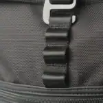Utilisateur portant un sac à dos de montagne GRAVIPACK avec exosquelette intégré