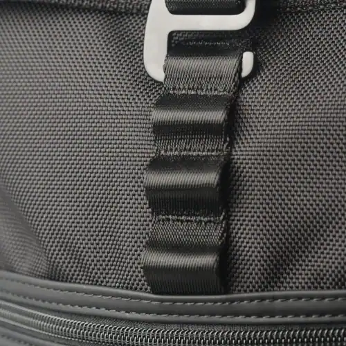 Utilisateur portant un sac à dos de montagne GRAVIPACK avec exosquelette intégré