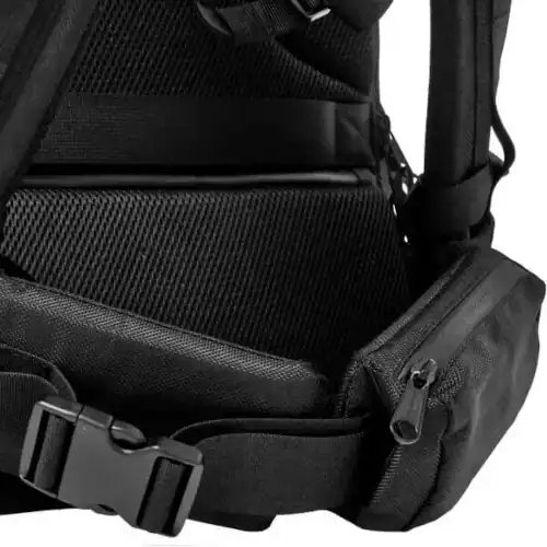 Un sac à dos spacieux et ergonomique conçu pour accompagner confortablement les adultes au quotidien.