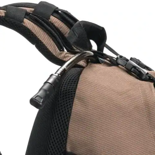 Sac à dos ergonomique GRAVIPACK porté de face avec les bretelles ergonomiques visibles