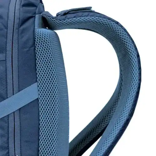 Personne en déplacement portant un sac à dos exosquelette GRAVIPACK