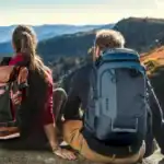 Personne en déplacement portant un sac à dos ergonomique GRAVIPACK