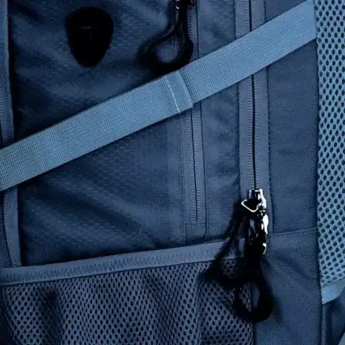 Sac à dos anti-mal de dos GRAVIPACK porté de face avec les bretelles ergonomiques visibles