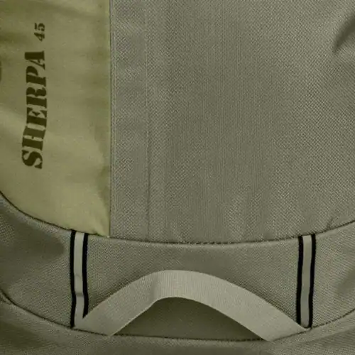 Sac à dos randonnée ergonomique GRAVIPACK porté de face avec les bretelles ergonomiques visibles