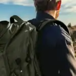 Sac à dos travail confortable GRAVIPACK posé avec compartiments et système de portage visibles