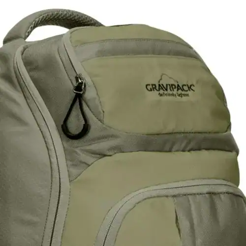 Sac à dos voyage confortable GRAVIPACK porté de face avec les bretelles ergonomiques visibles