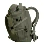 Personne en déplacement portant un sac à dos randonnée ergonomique GRAVIPACK