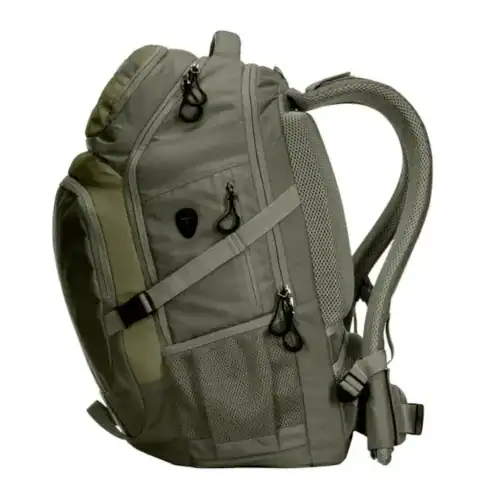 Personne en déplacement portant un sac à dos randonnée ergonomique GRAVIPACK