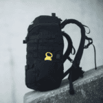 Personne en déplacement portant un sac à dos épaules sensibles GRAVIPACK