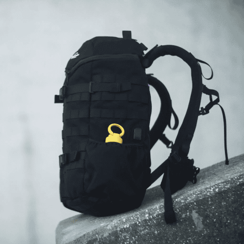 Personne en déplacement portant un sac à dos épaules sensibles GRAVIPACK