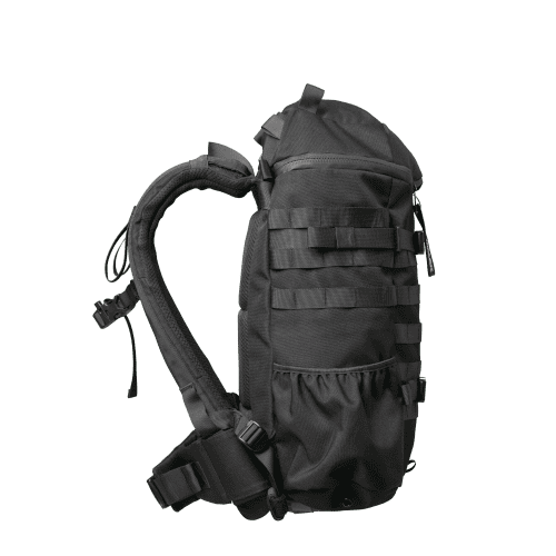 Sac à dos PC 17 pouces GRAVIPACK porté de face avec les bretelles ergonomiques visibles