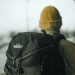 Sac à dos QVT entreprise GRAVIPACK porté de face avec les bretelles ergonomiques visibles