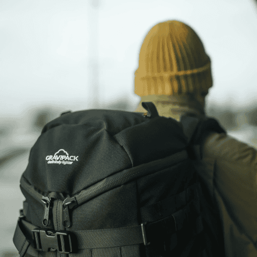 Sac à dos QVT entreprise GRAVIPACK porté de face avec les bretelles ergonomiques visibles