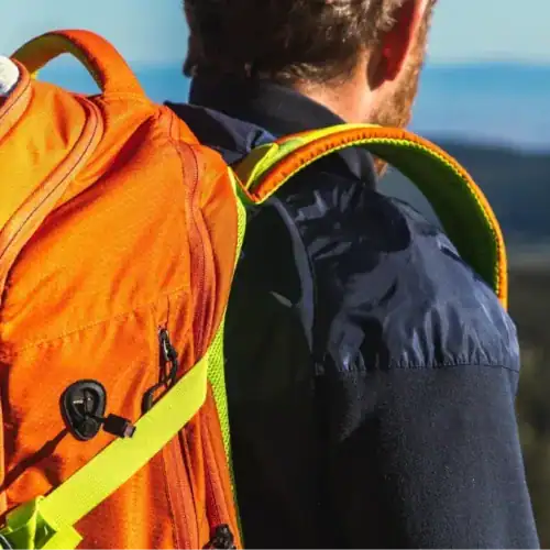 Sac à dos léger confortable GRAVIPACK porté de face avec les bretelles ergonomiques visibles