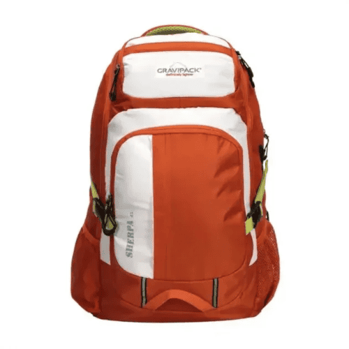 Personne en déplacement portant un sac à dos cervicales sensibles GRAVIPACK
