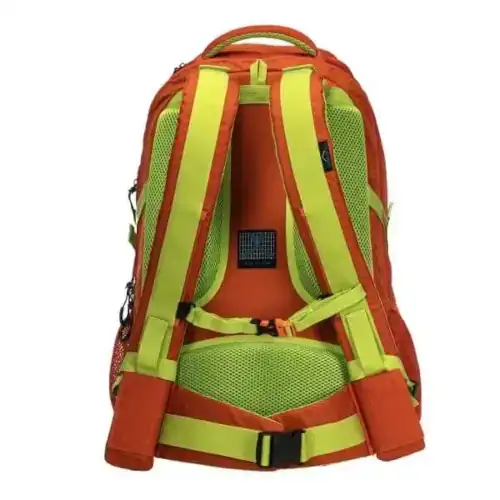 Sac à dos cervicales sensibles GRAVIPACK porté de face avec les bretelles ergonomiques visibles