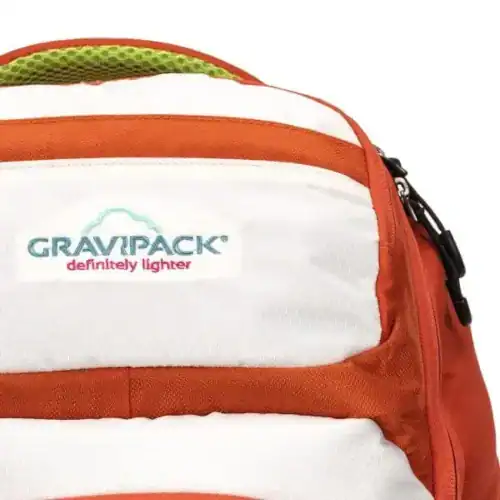 Sac à dos léger confortable GRAVIPACK posé avec compartiments et système de portage visibles