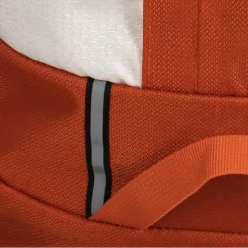 Personne en déplacement portant un sac à dos léger confortable GRAVIPACK