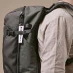 Avec le sac business Gravipack, transportez ordinateur, chargeur et documents facilement. Votre bureau monte à bord avec vous !