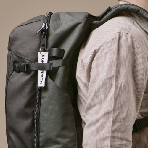 Avec le sac business Gravipack, transportez ordinateur, chargeur et documents facilement. Votre bureau monte à bord avec vous !