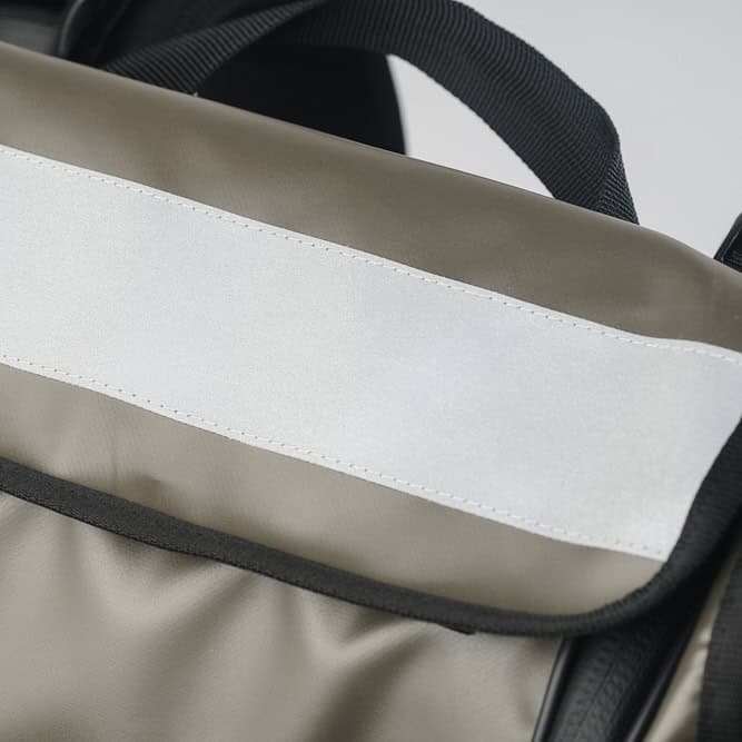 professionnel du chantier portant un sac ergonomique, vue de dos, solution de portage GRAVIPACK