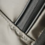 technicien industriel portant un sac d’intervention, vue de face, solution de portage GRAVIPACK