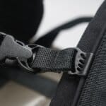 agent municipal portant du matériel professionnel, détail de l’exosquelette, solution de portage GRAVIPACK