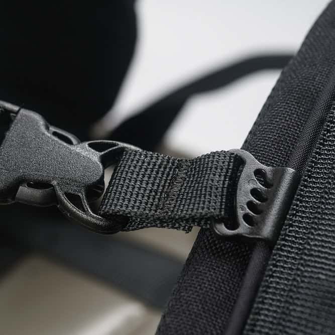 agent municipal portant du matériel professionnel, détail de l’exosquelette, solution de portage GRAVIPACK