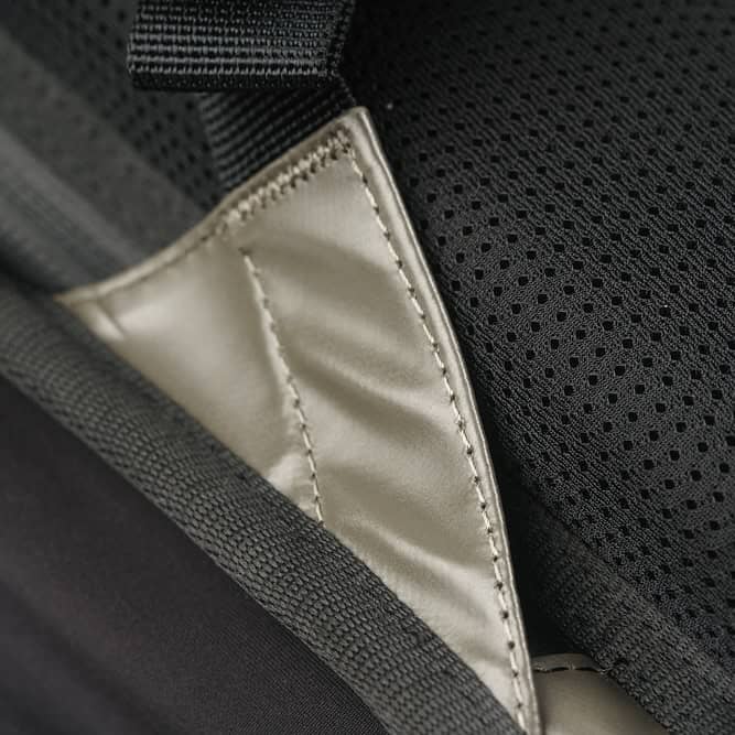 artisan avec sac de travail robuste, détail de l’exosquelette, solution de portage GRAVIPACK