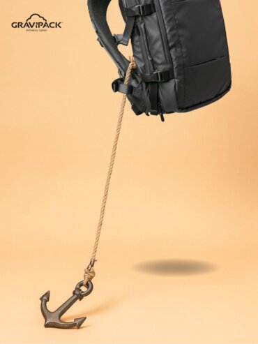 Utilisateur portant un sac à dos pour outils GRAVIPACK avec exosquelette intégré