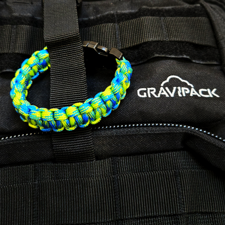 Bracelet de survie en paracorde tressée bleue et jaune avec boucle à clip