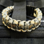 Bracelet de survie en paracorde tressée kaki avec boucle à clip Gravipack®