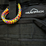 Bracelet de survie en paracorde tressée jaune, bleu et rouge avec boucle à clip Gravipack®