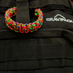 Bracelet décoratif en corde tressée Paracord avec boucle à clip rouge et verte