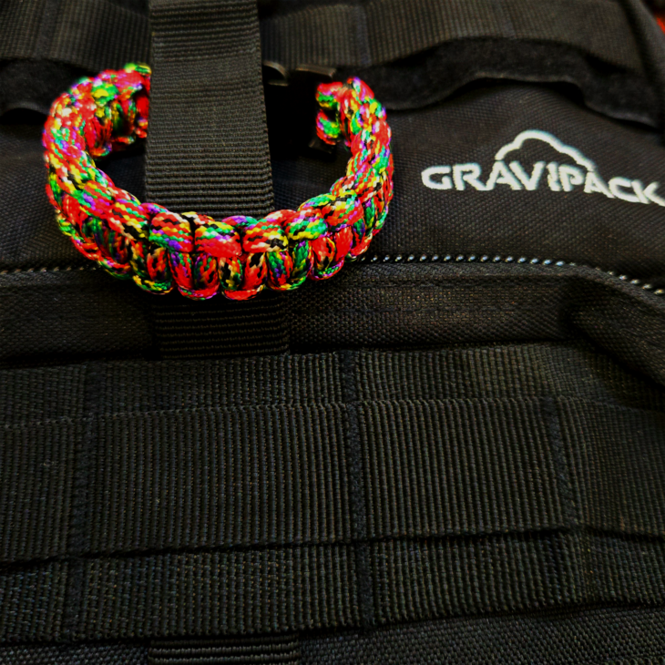 Bracelet décoratif en corde tressée Paracord avec boucle à clip rouge et verte