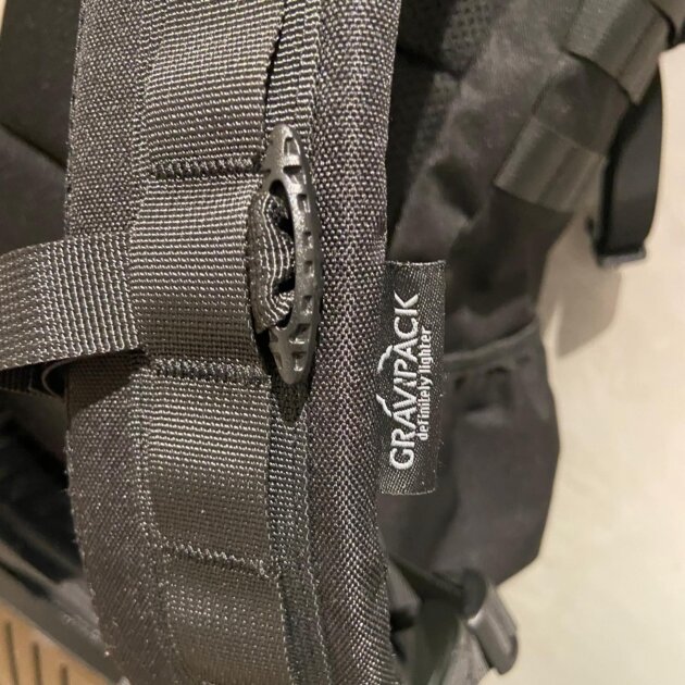 Système de sangles MOLLE élastiques pour ajuster et maintenir un sac à dos
