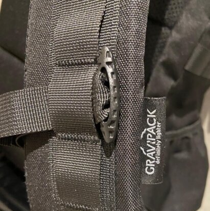 Système de sangles MOLLE élastiques pour ajuster et maintenir un sac à dos