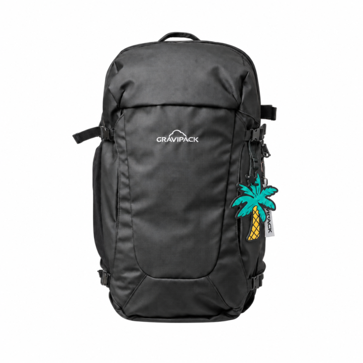 Sac à dos de randonnée kaki et gris avec poches en filet, fermetures noires et petit porte-clés bleu.