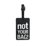 Porte-nom Gravipack « Not Your Bag » sur la face avant d’une valise