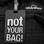 Porte-nom pour valise, sac à dos et bagage Gravipack avec message « Not Your Bag »