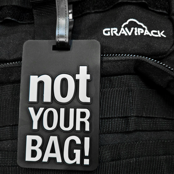 Porte-nom pour valise, sac à dos et bagage Gravipack avec message « Not Your Bag »